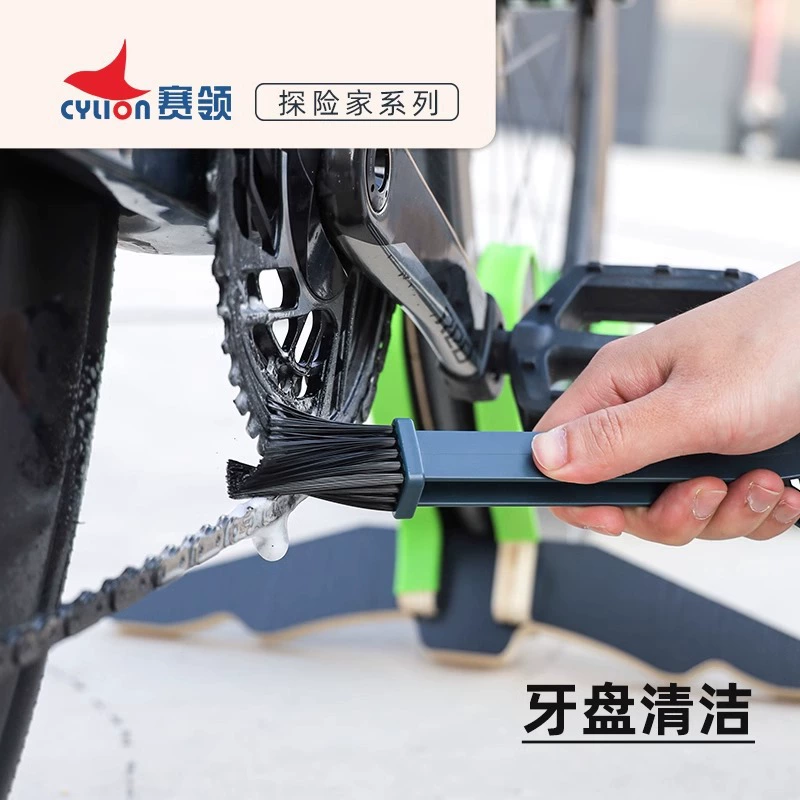 Universal bicycle chain cleaner, bike cassette