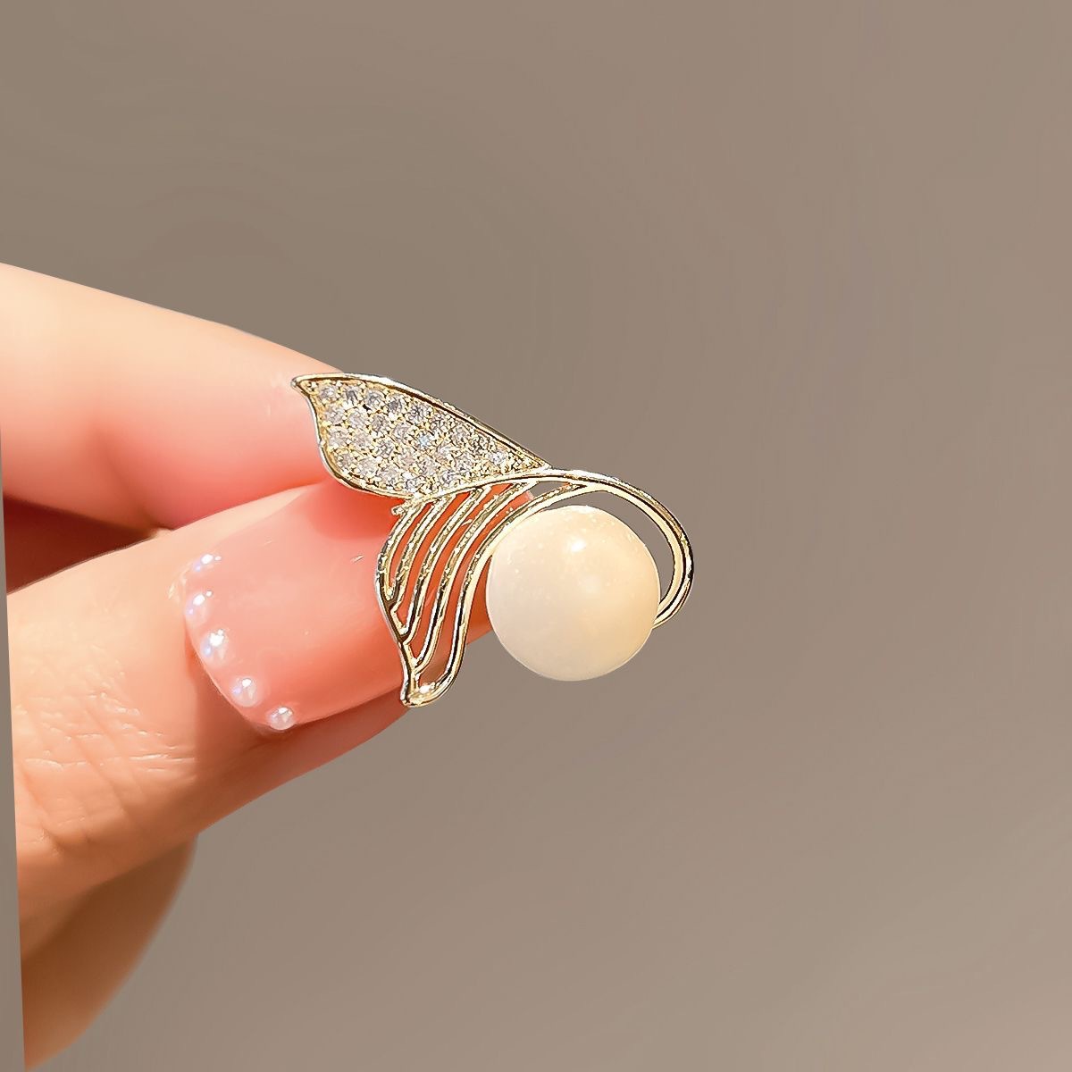 Broche exquise queue de poisson en perle épingle élégante_voghion.com