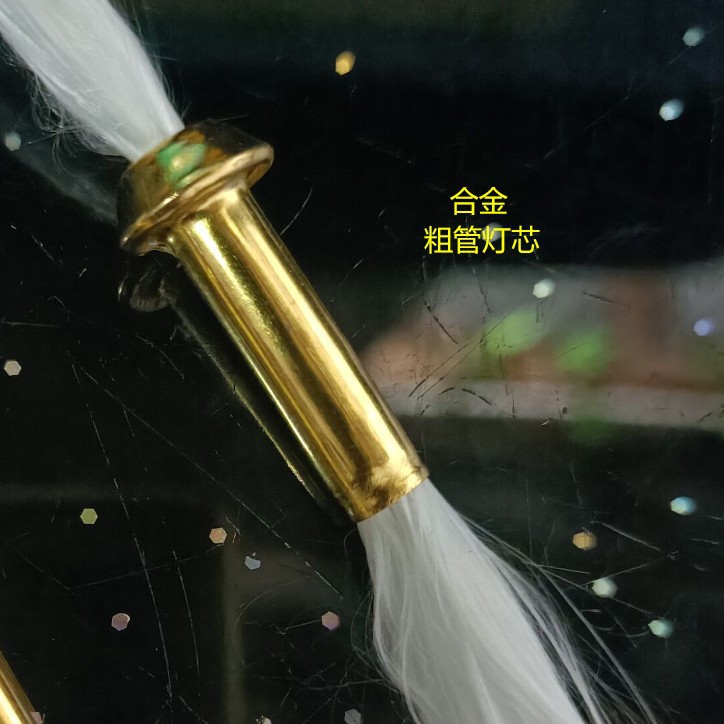 Una mecha gruesa del tubo de la aleación