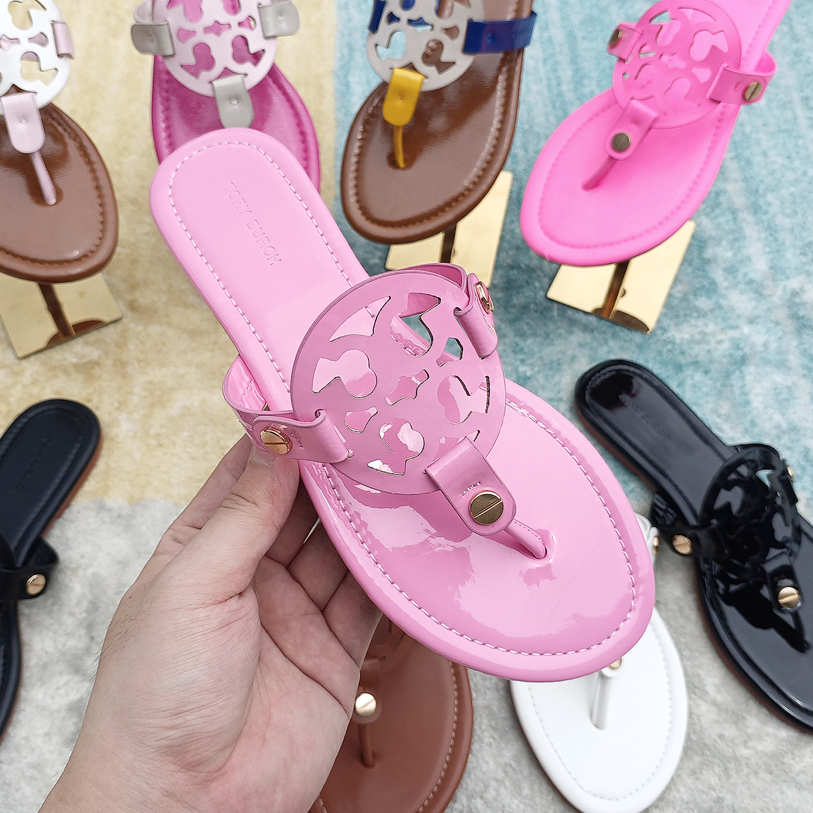 Comercio exterior TB casa 2026 diamante flip flops para mujeres de tamaño grande con un fondo plano doble T zapatillas frías fábrica al por mayor sandalias image 23