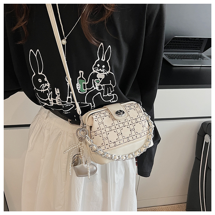 Summer bag: Women's hot diamond lock chain hand-held bucket bag 2025 New style denim blue single-shoulder fashionable crossbody bag undefined