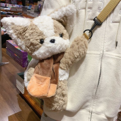 かわいいマフラーの小さい乳の犬のリュックサックのぬいぐるみの女の子は寝てぬいぐるみを抱いて斜めにまたがって男女の誕生日を送ります。
