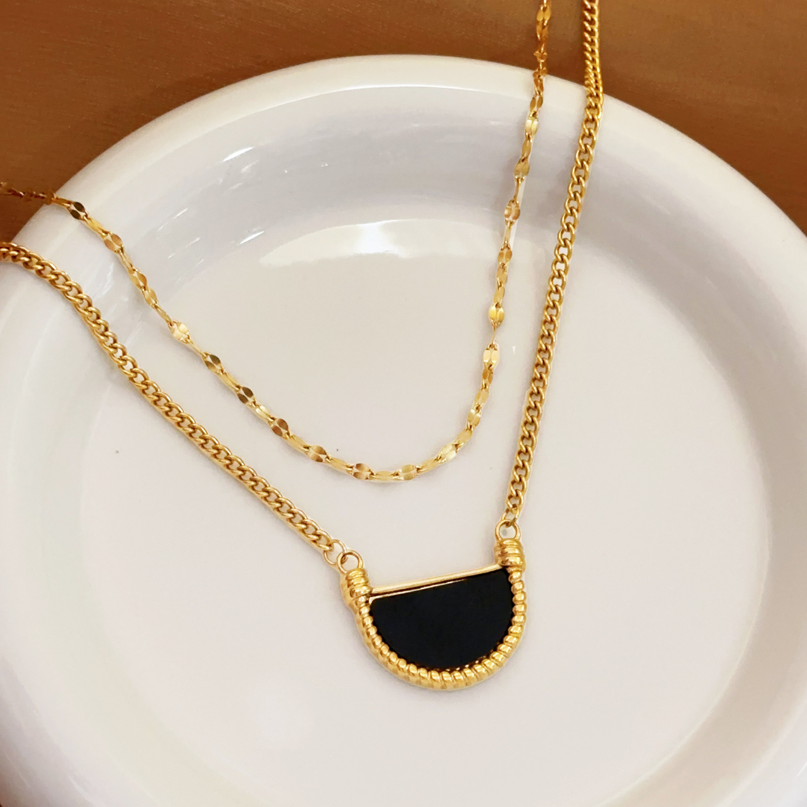 Temperamento retro francés, personalidad elegante, joyería de acero de titanio de todo fósforo, collar colgante de concha de mar blanco con incrustaciones semicircular de encaje