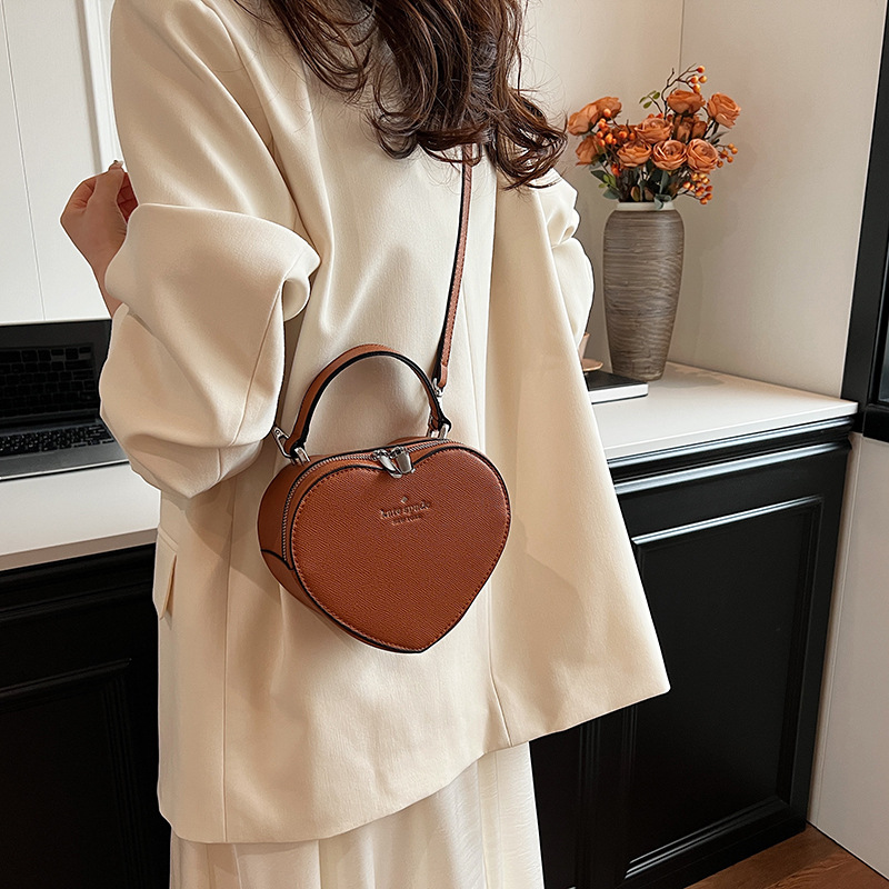 Bolso de hombro transfronterizo para mujer Tendencia de la moda europea y americana Letras clásicas Logotipo en relieve Bolso en forma de corazón Bolso casual de todo fósforo