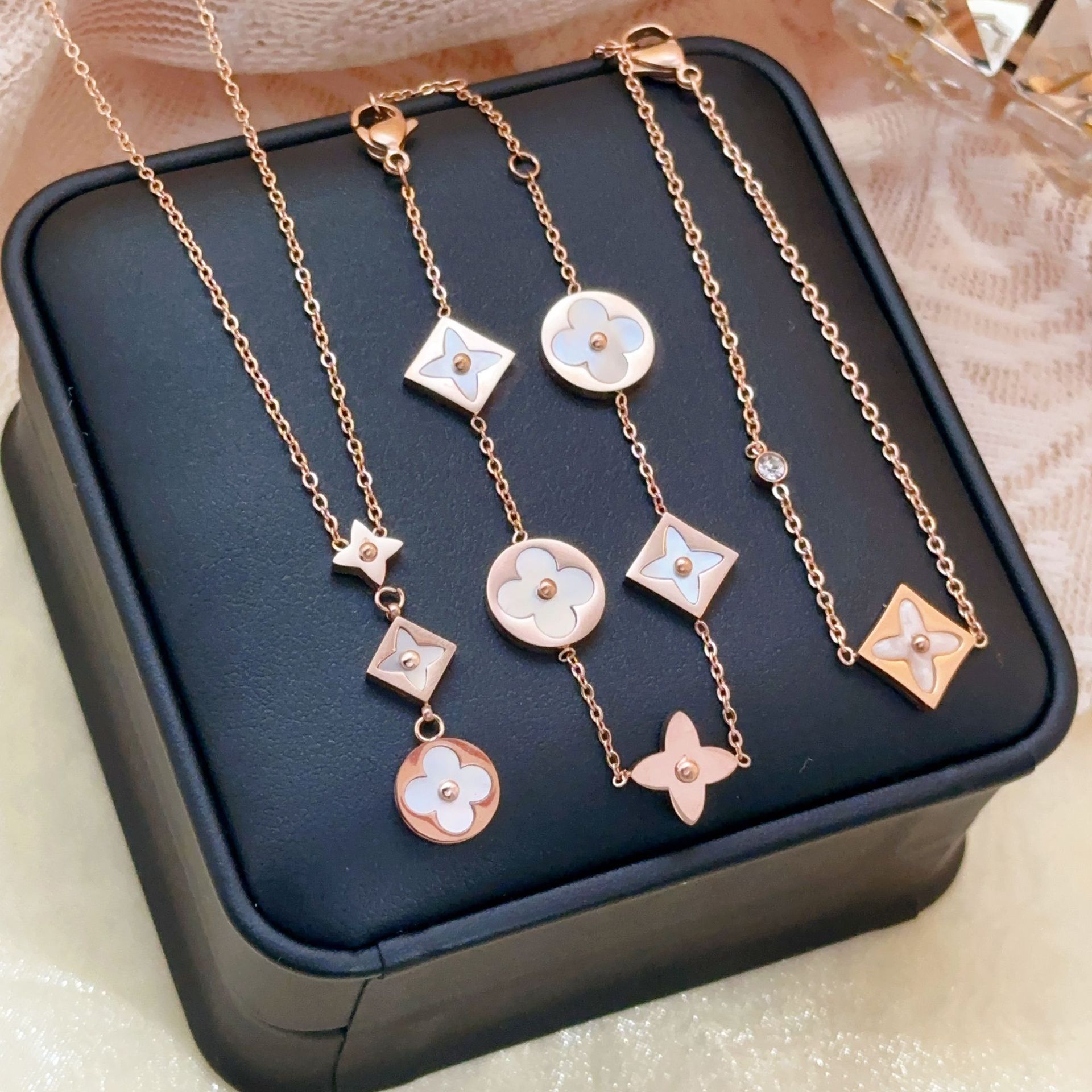Nuevo acero de titanio en caliente blanco concha de cuatro hojas collar de hierba para mujeres ins estilo universal nicho 18K oro no se desvanece joyería