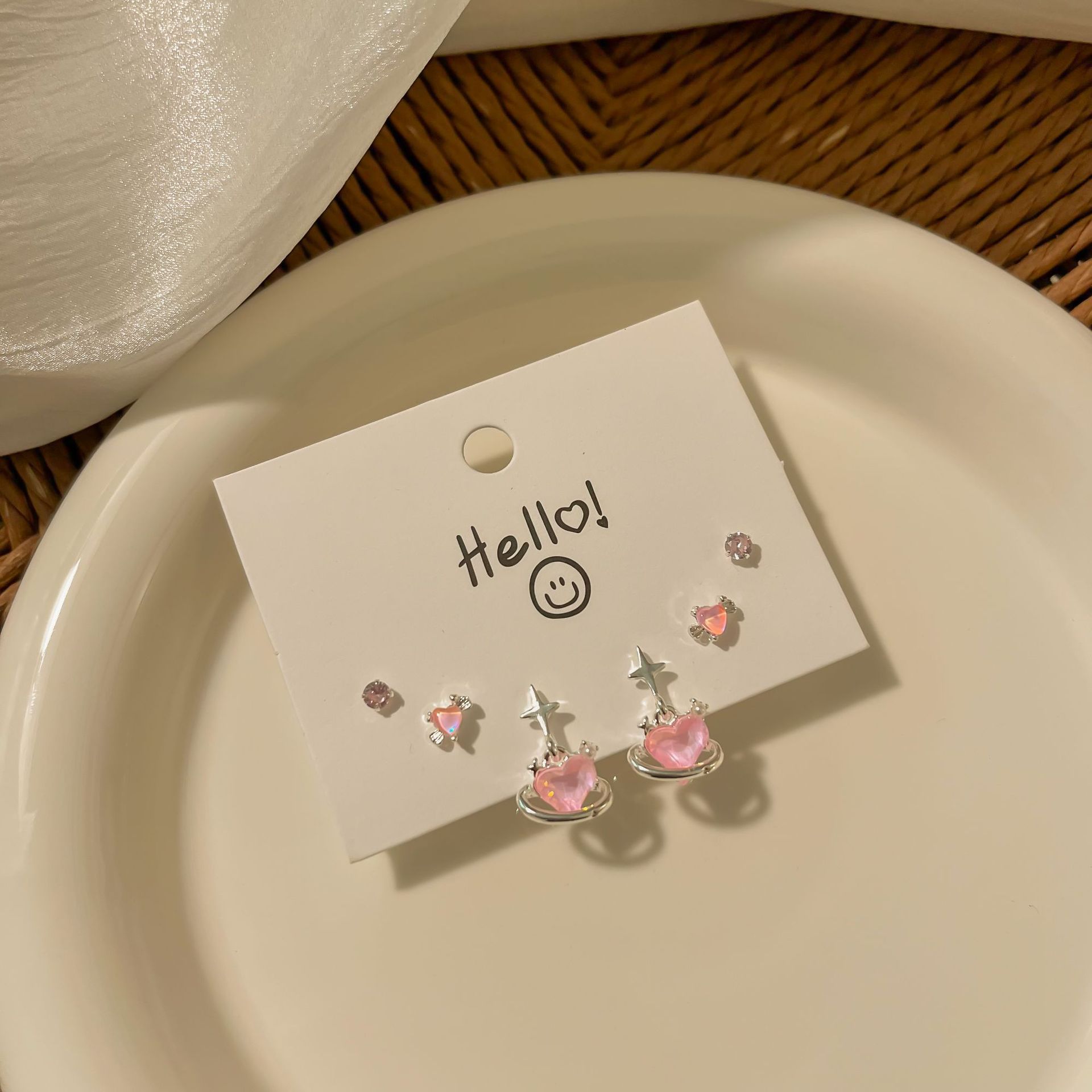 Juego de pendientes de aguja plateados, sencillos y compactos para mujer, pendientes geométricos en forma de corazón, bonitos, dulces y versátiles, venta al por mayor para puestos de mercado