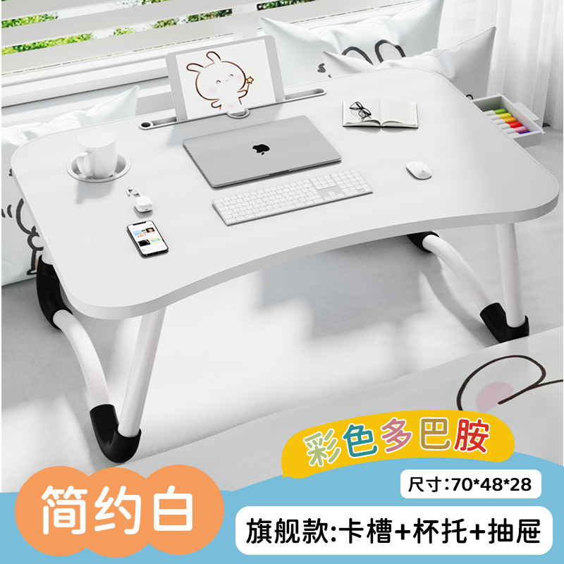 ベッドの上の小さなテーブルは折り畳み式の机があります。|undefined