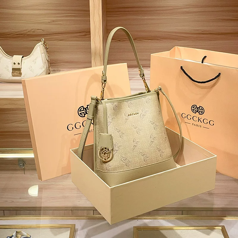 Small one-shoulder bag for leisure, high-end