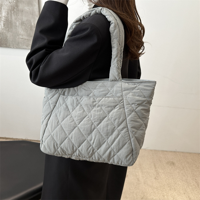 Bolso de tela de nylon bolso de mujer gran capacidad otoño / invierno 2024 nuevo bolso de hombro casual bolso de viaje de diamante