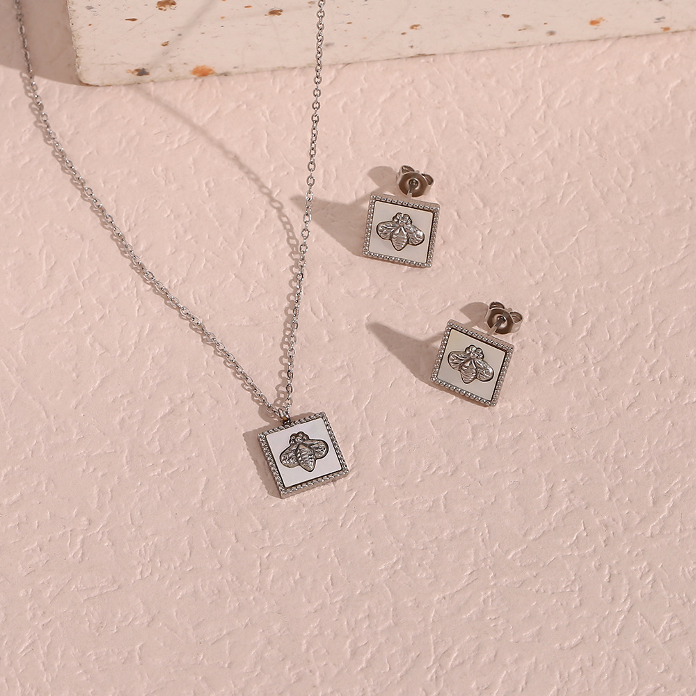 Fashion Bee Stainless Steel Plating Shell Pendant Necklace