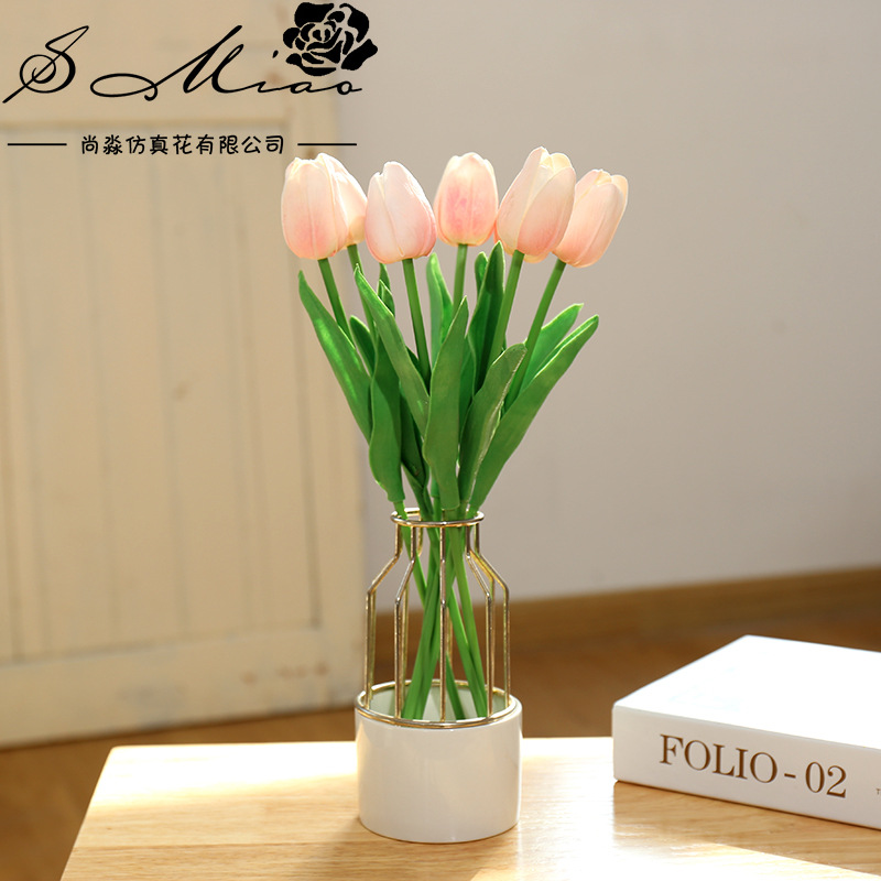 Fábrica de suministro directo planta Flor de seda artificial planta verde Venta caliente popular corto PU Tulipán decoración creativa flor sensación de la mano
