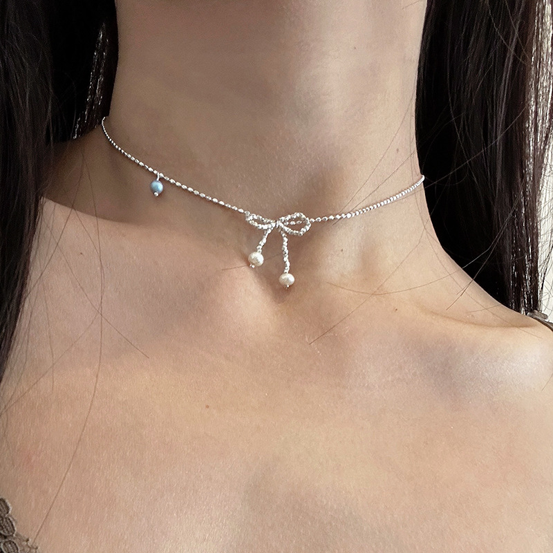 Elegant retro necklace with bow