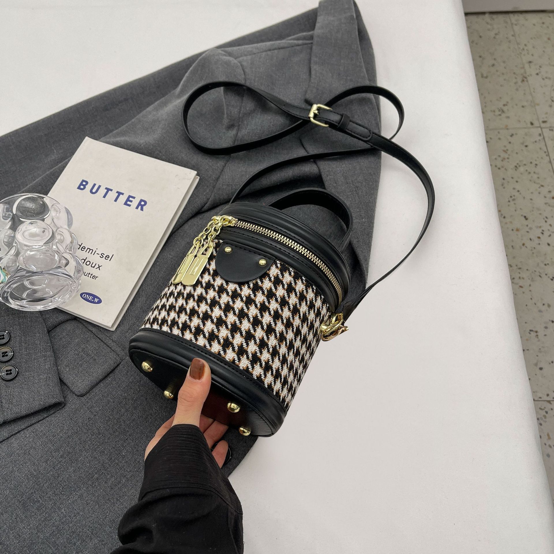 Bolsa de nicho de alto grado 2023 nueva bolsa de mujer bolsa de mensajero de pata de gallo popular bolsa de cubo portátil