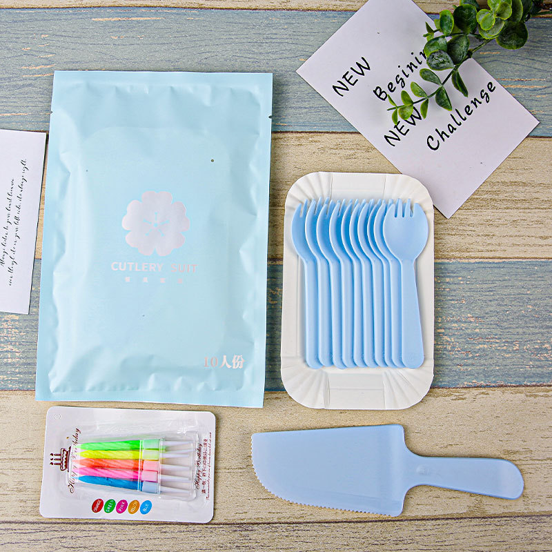 파란색 가방에 접시 10개, 포크 10개, 나이프 캔들 28세트