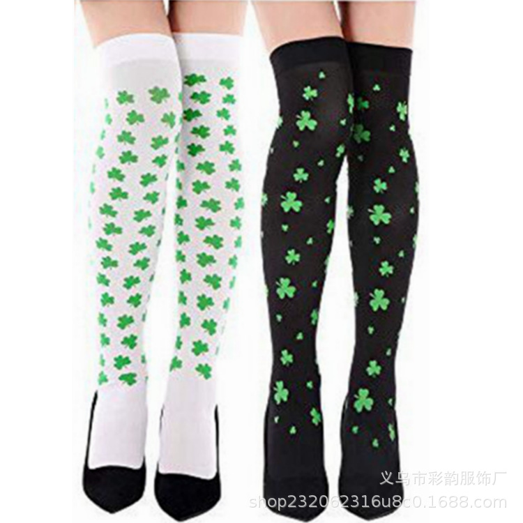 Stock irlandés medias de trébol negro verde de cuatro hojas sobre rodillas calcetines de San Patricio