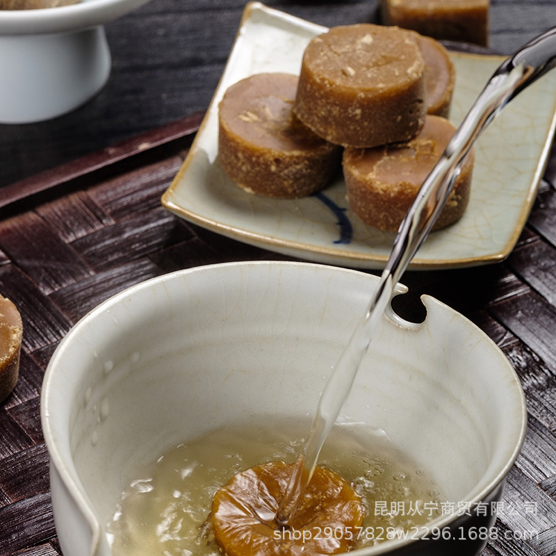 Yunnan Qiaojia Small Bowl Brown Sugar Pure Sugarcane Juice Individually Wrapped Jar 368g in use