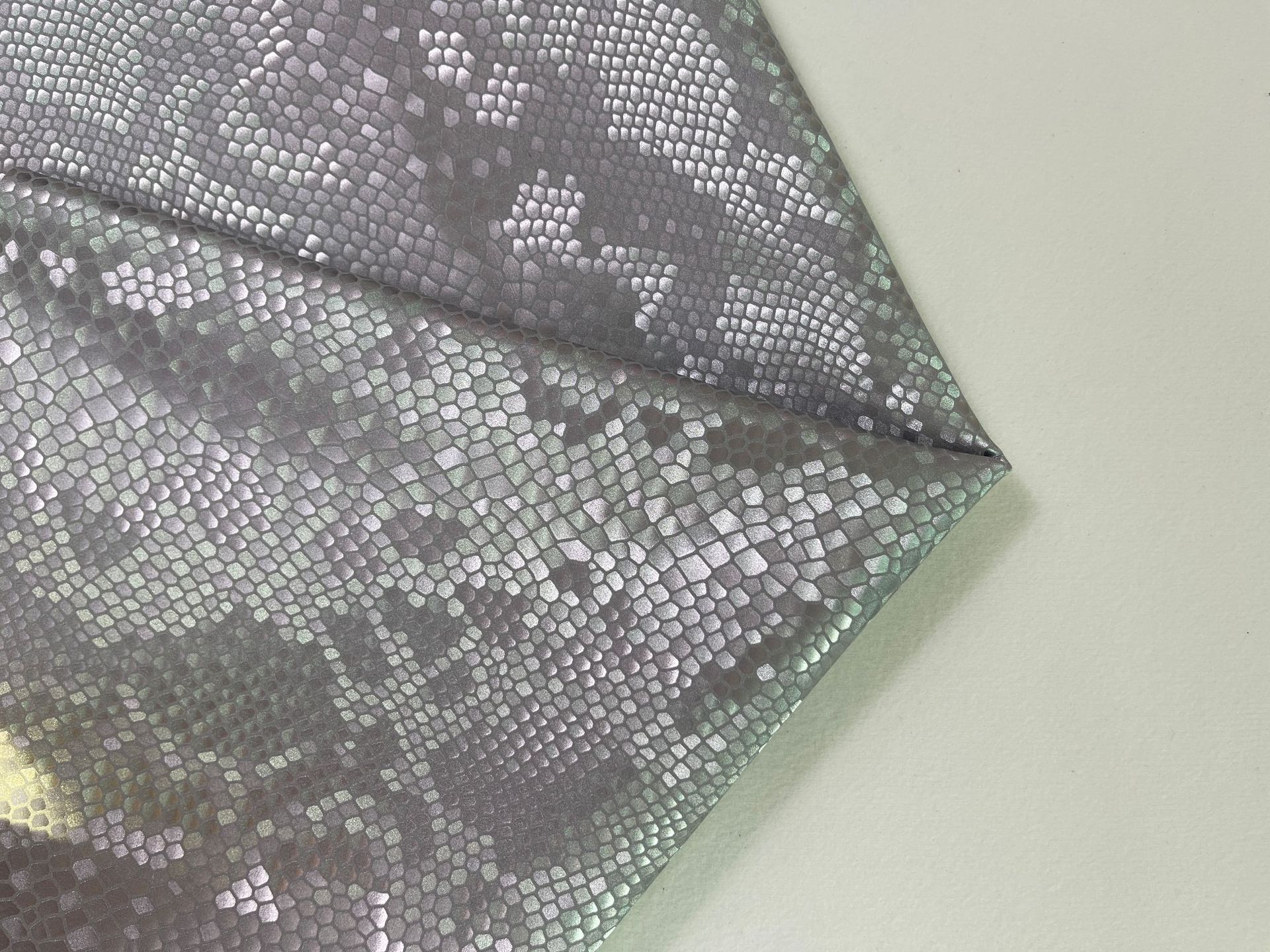 Fabricante spot PU equipaje de cuero artificial material de cuero brillante patrón de serpiente de alto brillo patrón de escamas de dragón bolso de cuero embalaje de la carcasa del teléfono móvil