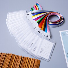 1.5一体の掛け紐を厚くして、学生の小清新な胸カードの透明なppカードカバーのバスカードカバーの保護カバーを厚くします。