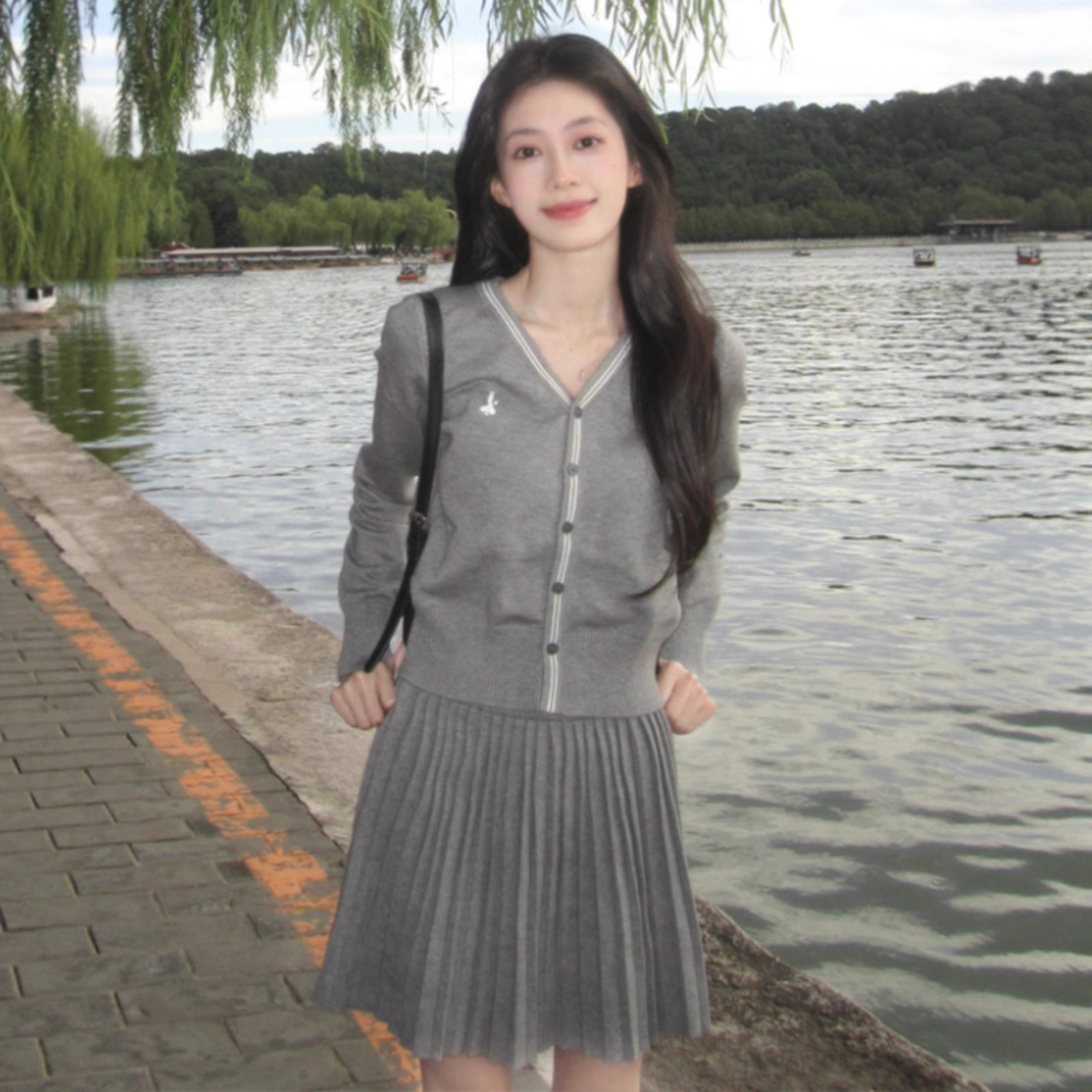 Early Autumn Outfits for 2025! Miu Series Contrasting Color V-Neck Knitted Cardigan Women's Preppy Style Pleated Skirt Age-Reducing Two-Piece Suit