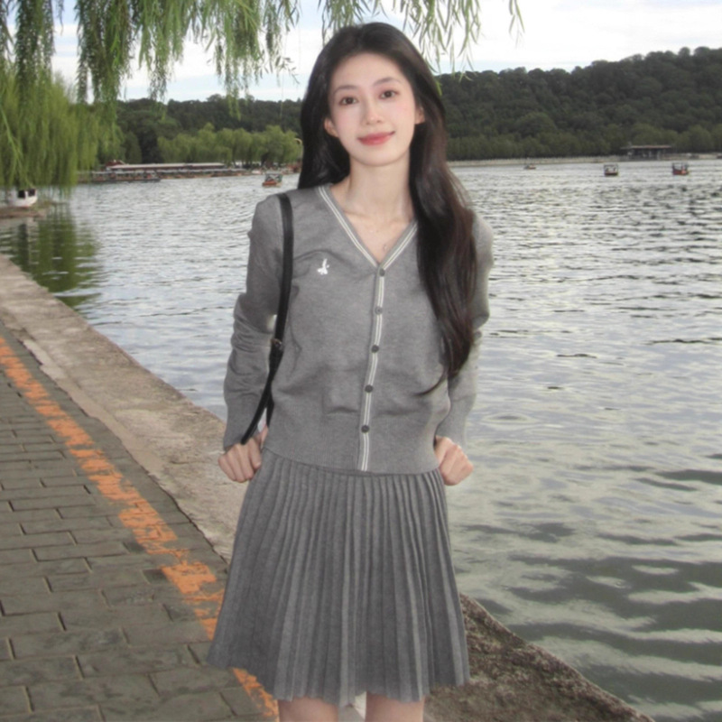 Early Autumn Outfits for 2025! Miu Series Contrasting Color V-Neck Knitted Cardigan Women's Preppy Style Pleated Skirt Age-Reducing Two-Piece Suit