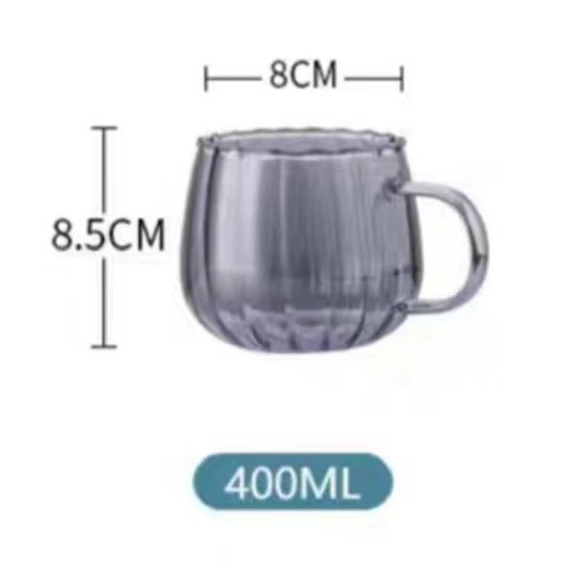 Taza rayada gris ahumado de la gota del agua
