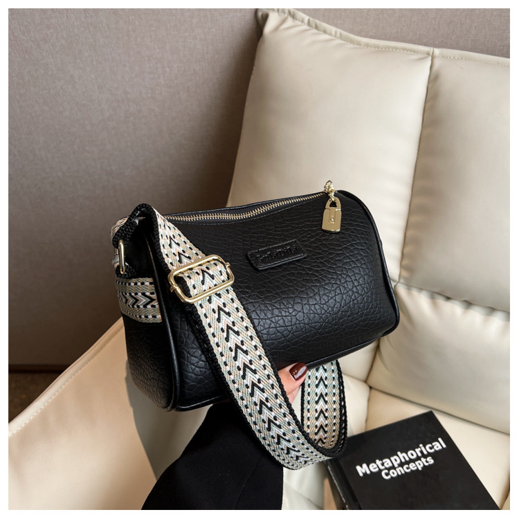 2024 Nuova borsa piccola popolare per le donne in autunno e inverno, borsa a tracolla a banda larga alla moda versatile, borsa a cuscino rossa Internet_voghion.com