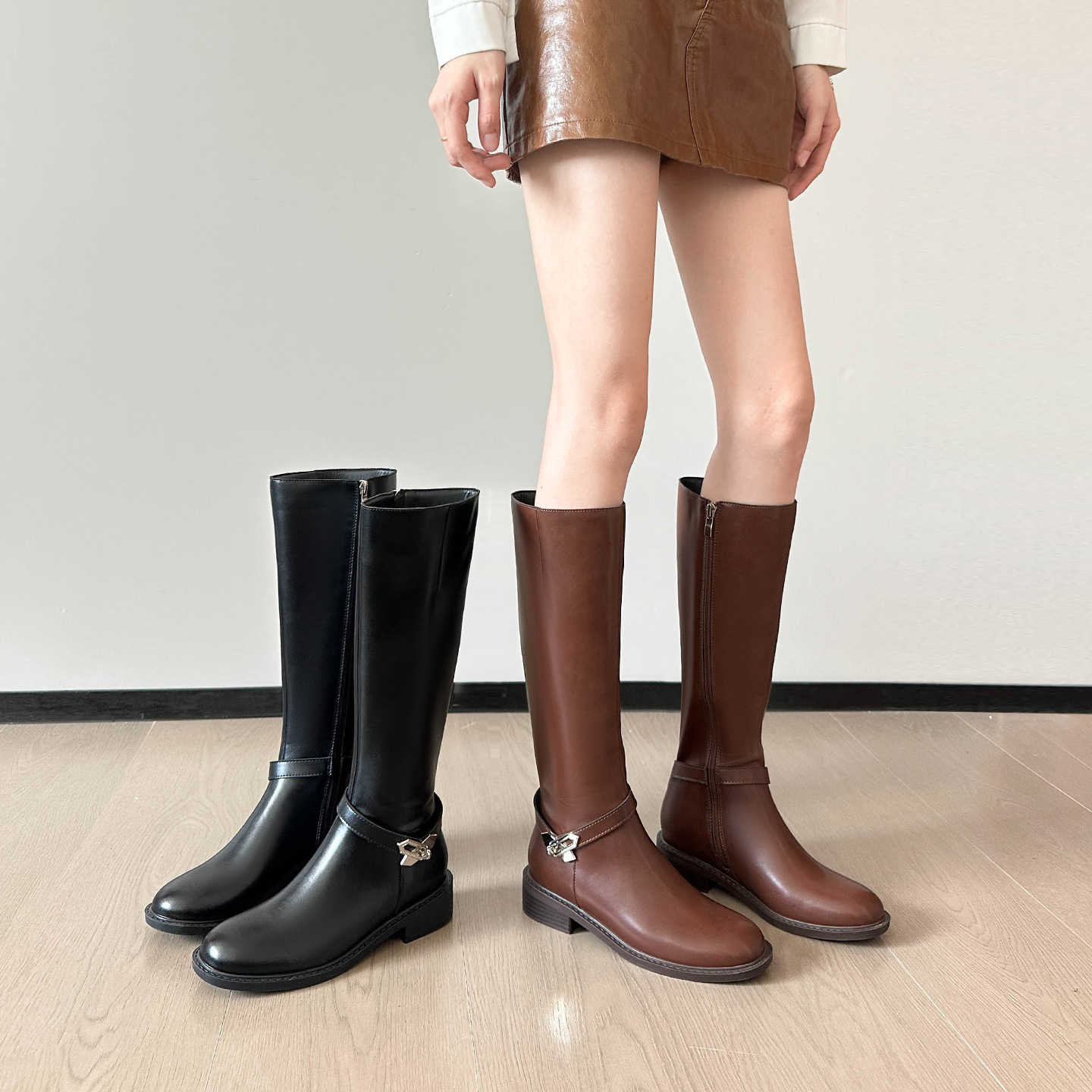 Retro fashionable high boots with zipper