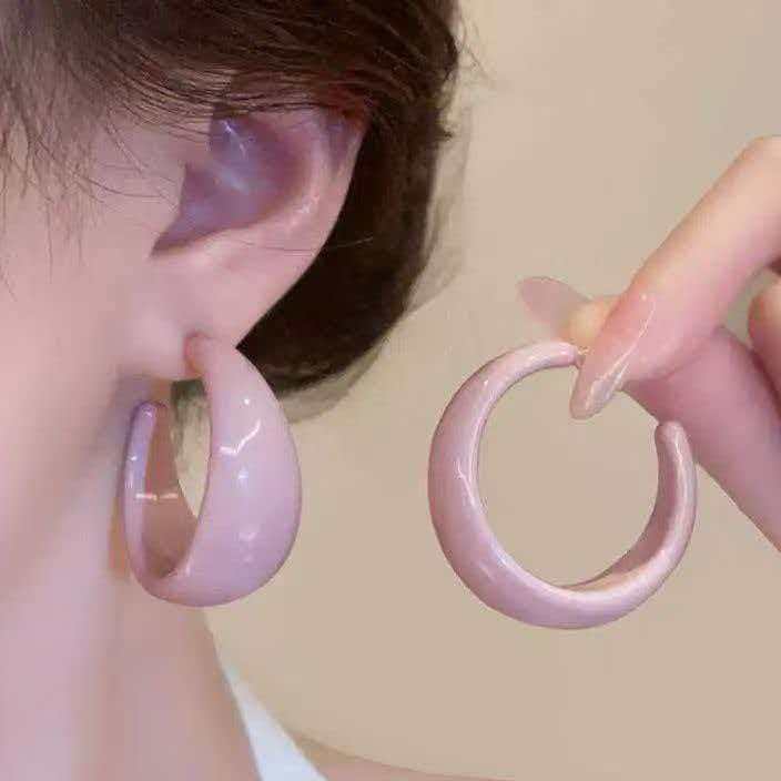 Retro Hong Kong Style C-Shaped Hoop Earrings for Women, Elegant and Simple Earrings That Make the Face Look Slimmer, with a Unique Autumn and Winter Vibe