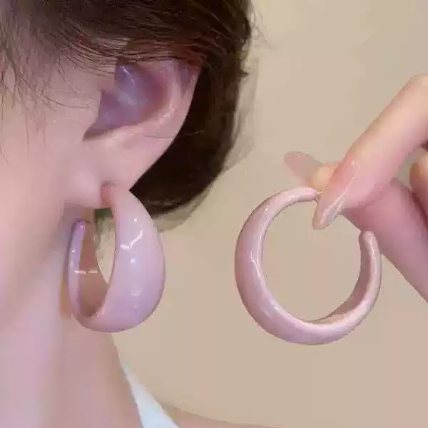 Retro Hong Kong Style C-Shaped Hoop Earrings for Women, Elegant and Simple Earrings That Make the Face Look Slimmer, with a Unique Autumn and Winter Vibe