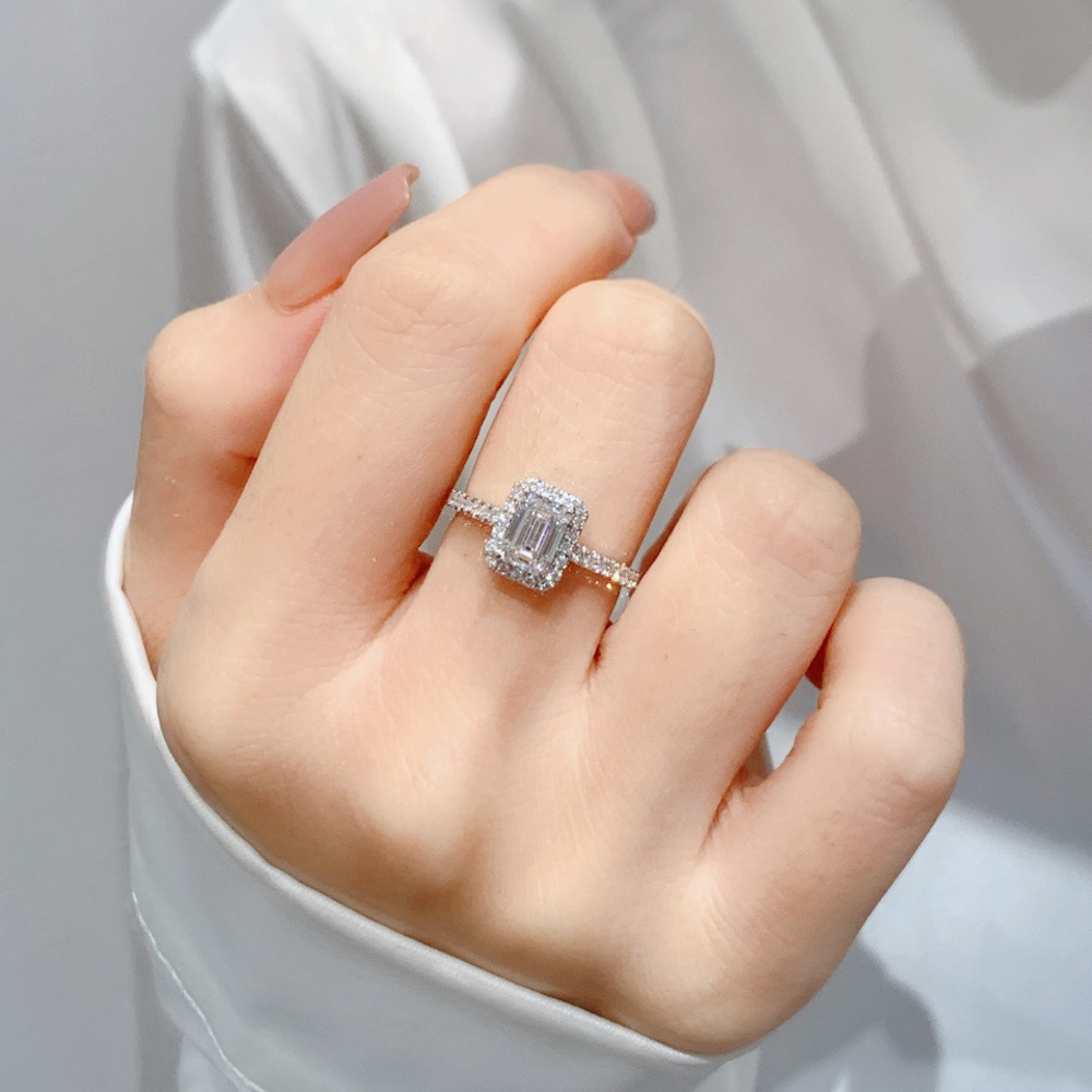 Source: Shanghai IGI Henan lab-grown diamond gold-set rectangular emerald Halo ring factory wholesale women's rings