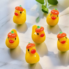 クロスボーダークリエイティブソリッドカラーカボチャ帽子アヒル DIY ジュエリーアクセサリーミニ小さな黄色のアヒル車の樹脂小さな装飾品
