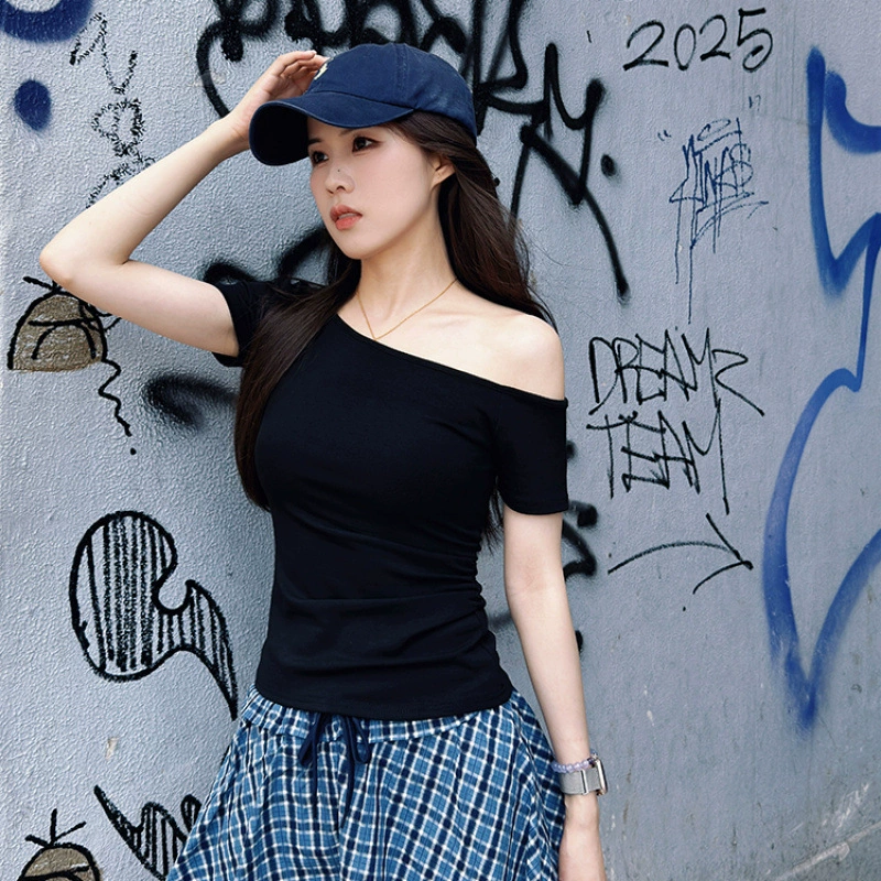 Черная женская футболка на одно плечо с открытыми плечами и короткими рукавами, лето 2025, корейский стиль, новый дизайн, нишевый топ для похудения с косыми плечами