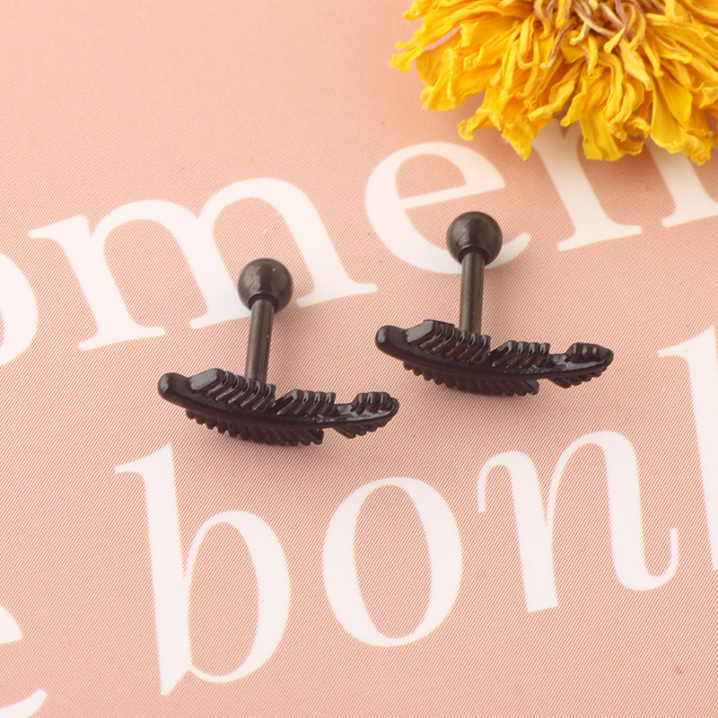 16G labret stud size and finish detail