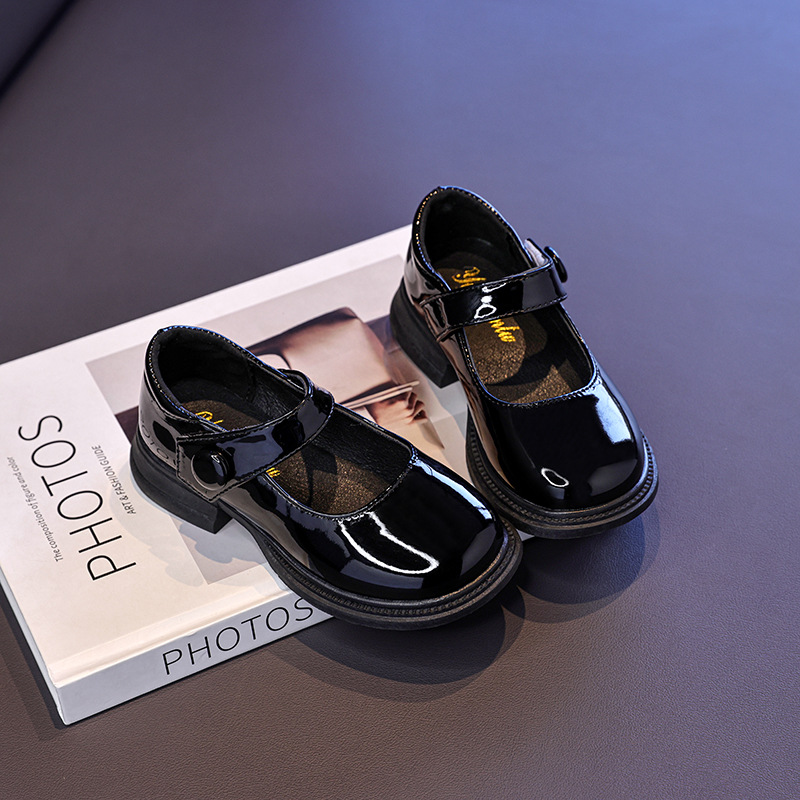 Zapatos de princesa de niñas 2026 nueva moda versátil con suela suave zapatos de cuero pequeños zapatos de rendimiento cómodos para niños grandes