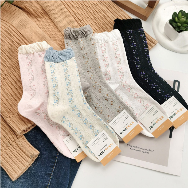 Dongdaemun Is Already Looking Forward to Spring. "Korean Socks for Women in Spring and Summer with Sweet Little Floral Designs, Gentle Ins-Style Piles of Socks." Dongdaemun Is Already Looking Forward to Spring. "Korean Socks for Women in Spring and Summer with Sweet Little Floral Designs, Gentle Ins-Style Piles of Socks."