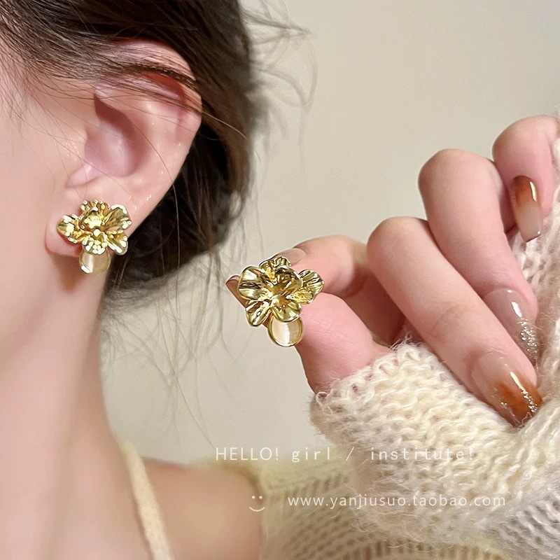25 # Gold three-dimensional flower opal earrings