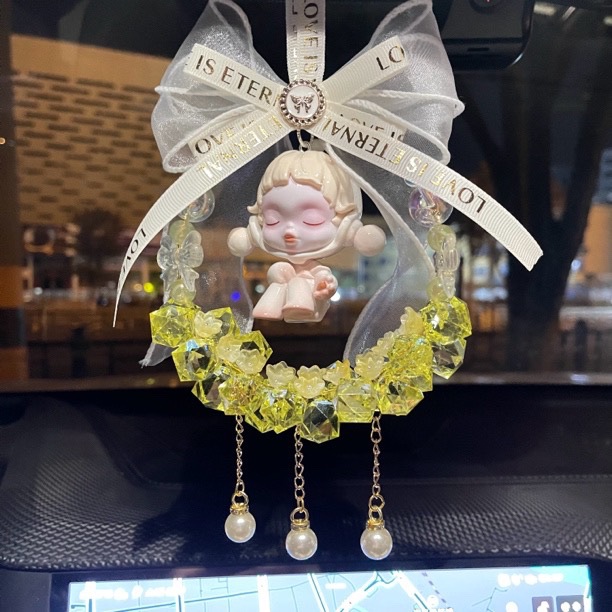 진주 펜던트 모델이 그를 만났습니다