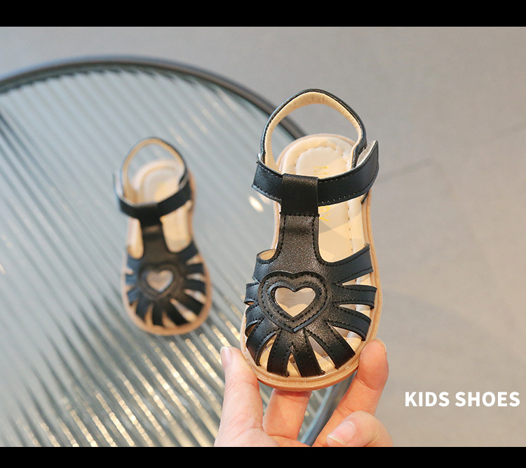 Sandali da ragazza di nuovo stile in piccola pelle traspirante scavata nella versione coreana, scarpe per bambini con suola morbida, estive_voghion.com