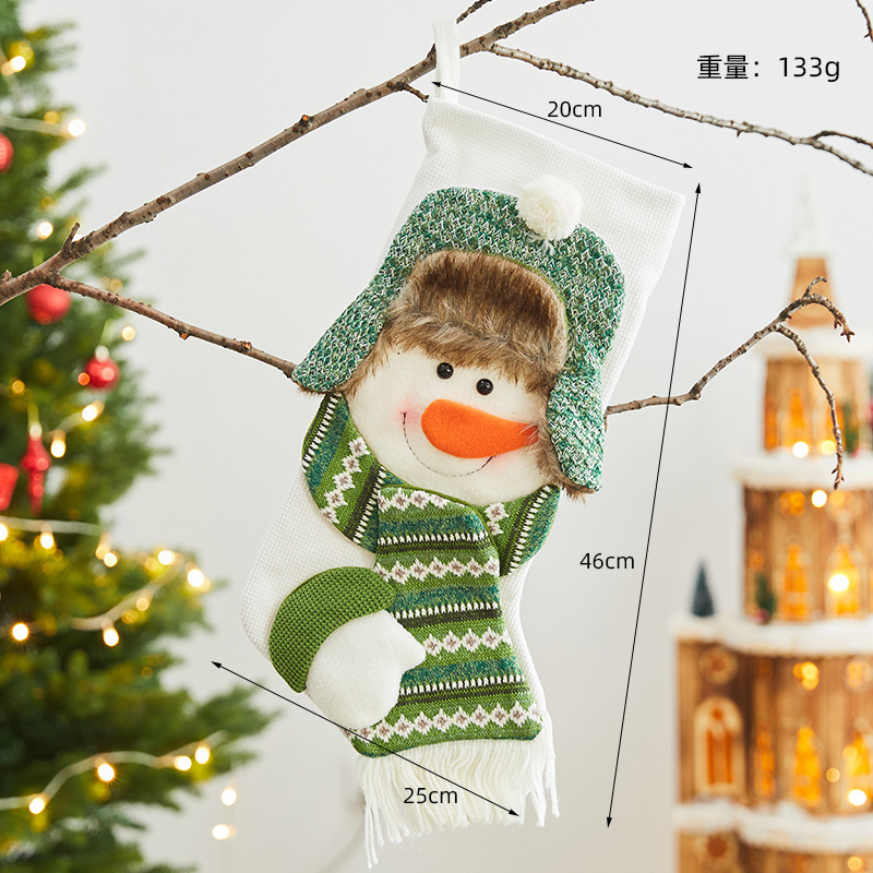 クリスマスの靴下のプレゼントの袋の大きいサイズの老人の雪だるまの贈り物のキャンディーの靴下のシーンは飾りを掛けてクリスマスの装飾品を飾ります。|undefined