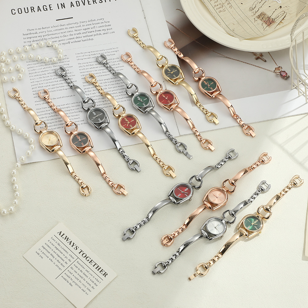 新款创意高级感复古纽扣女士手表小众时尚气质高颜值腕表手链批发