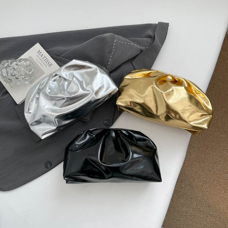 2025 bolsas de nubes plegadas de alta calidad bolsas de bolsas de bolsas de brazo nuevas bolsas de bolsas de moda casuales de hombro de mano de mujer