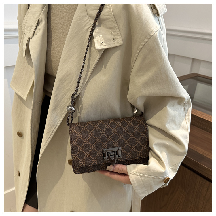 Cross-border women's bag 2024 New leopard print underarm bag, Korean style fashionable and trendy chain single-shoulder bag, riveted crossbody bag undefined