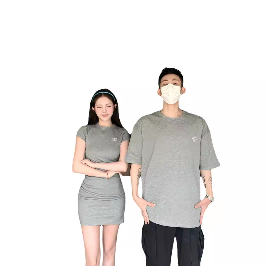 틈새 디자인 센스 커플 의류 여름 2024 한국 스타일 반팔 티셔츠 여성 원피스 프랑스 스타일 원 스커트 원 원피스 인스 타 그램 패션