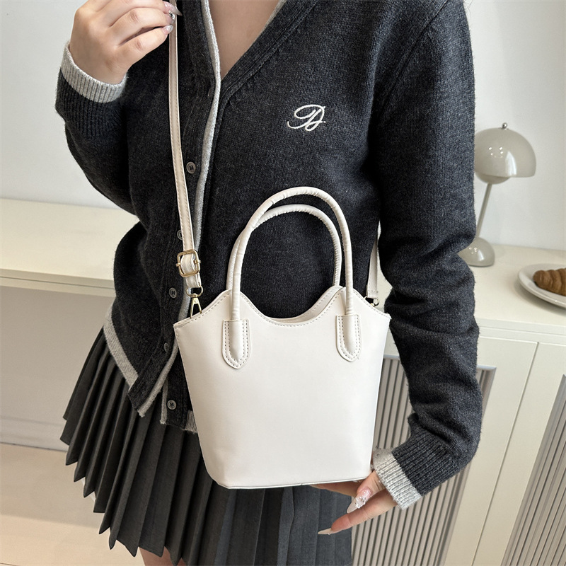 Este año, bolsos populares vintage para mujeres otoño y invierno 025 nuevo bolso de mochila de nicho de diseño de bolso de cubo de viaje portátil