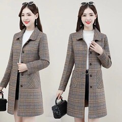 大きいサイズの中年のお母さんの女性の秋の服の毛はコートします。