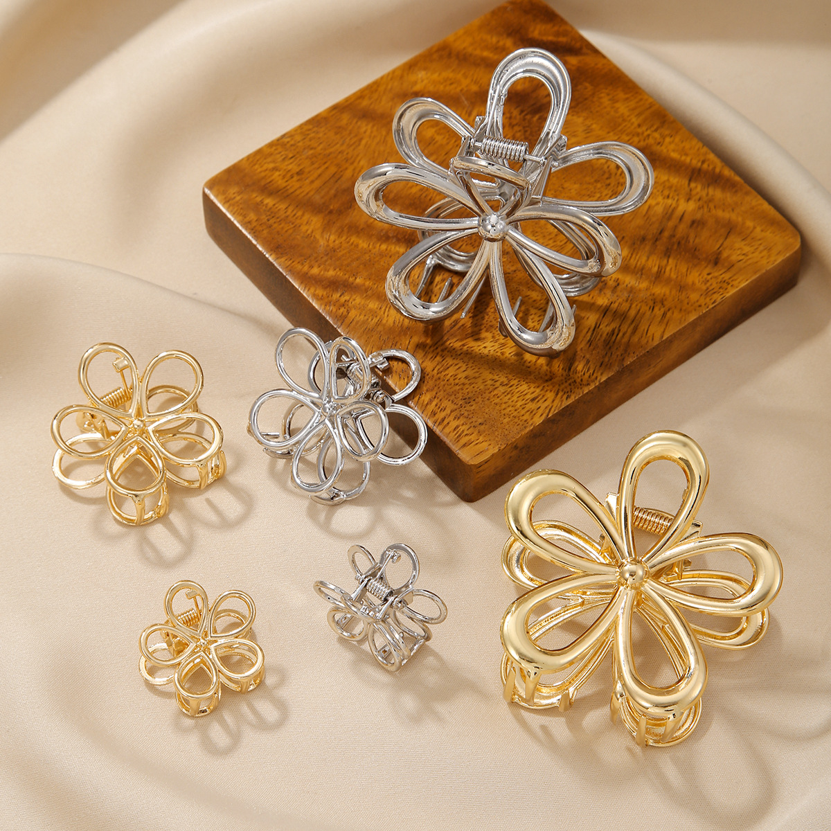 Holiday, Daily Occasion Alloy Material Women's Simple Style Flower Alloy Plating Hair Claws