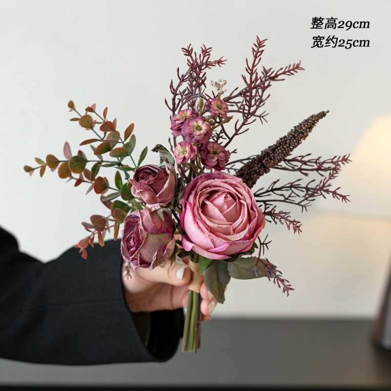 Bouquet de notes à la main de feuilles de cyprès rose diamant au bord grillé violet clair