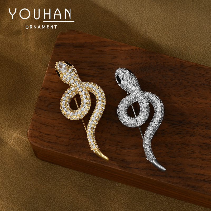 Oro verdadero electro galvanizado piedra serpente broche de metal personalidad estilo broche ligero lujo alto sentido broche fábrica al por mayor