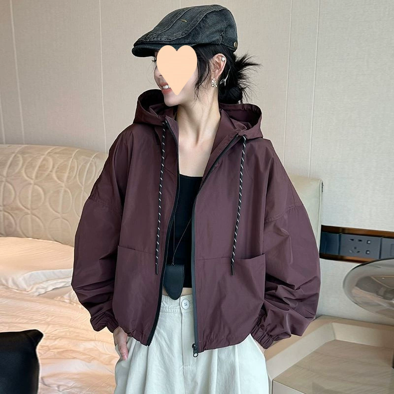 Куртка с капюшоном 2025 ранняя осень новый стиль маленькая верхняя одежда свободная и стильная универсальная короткая куртка топ