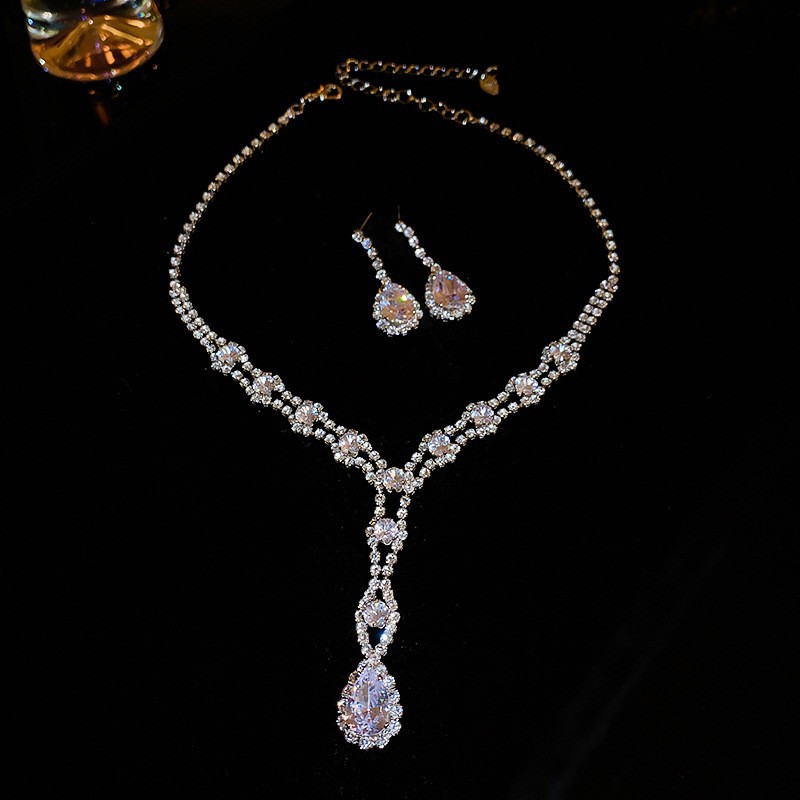 Collar de aretes cuadrados con incrustaciones de diamantes de dos piezas de moda, lujo ligero, collar de alta gama, temperamento exquisito, conjunto de joyas de todo fósforo